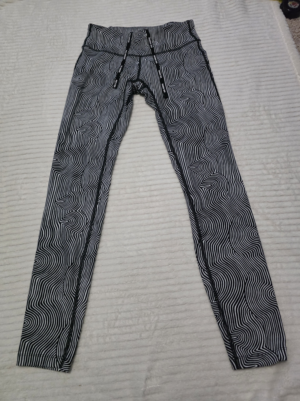 Nike Women’s Black & White Wavy-Stripe Skinny Jeans